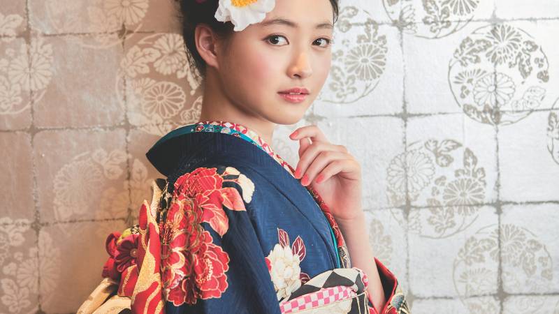 クールな振袖に合うメイク方法!引き算メイクで大人の色っぽ美人に 3 クールな振袖に合うメイク