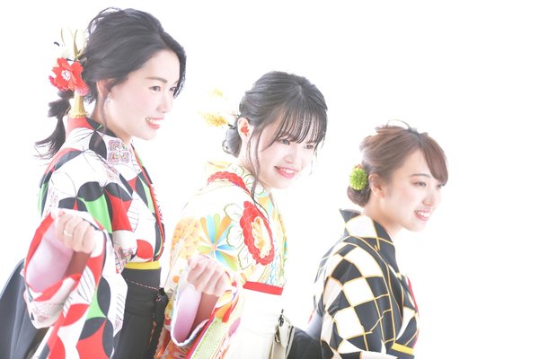 写真館で卒業式の写真撮影